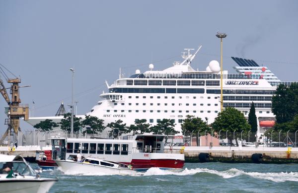 2019年6月8日,停靠在威尼斯港口的MSC“歌剧号”(Opera)邮轮。(AFP/Getty Images)