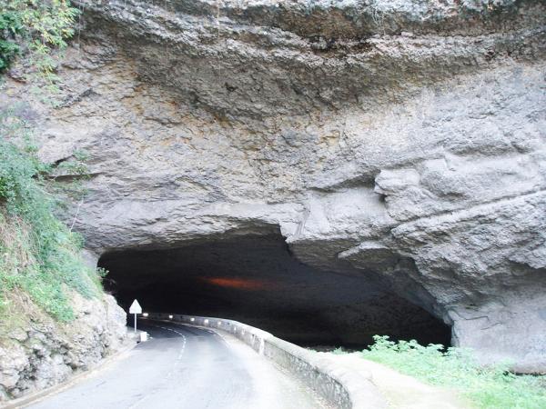 阿齐尔人居住的山洞(维基百科)