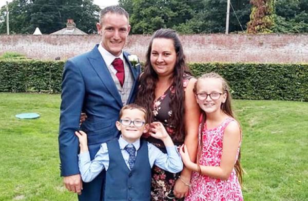 史蒂夫一家人合影