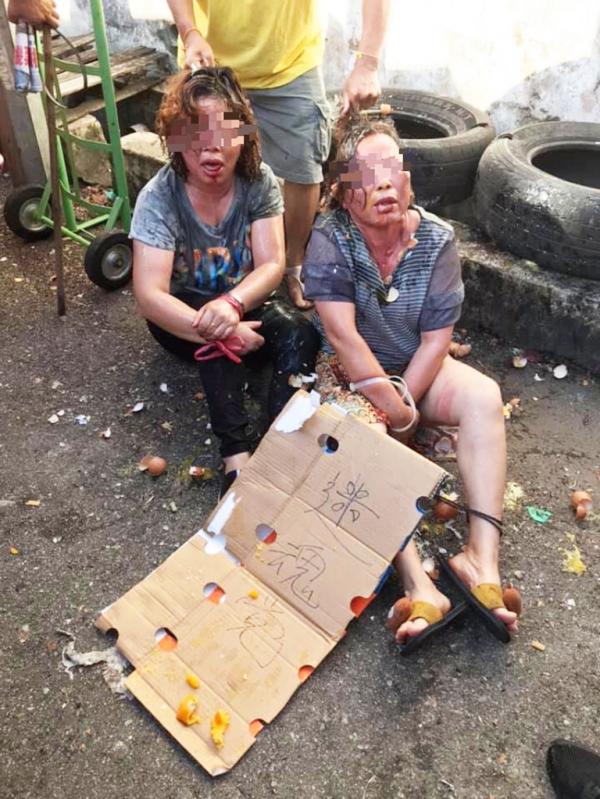 两名中国籍女子在大马以迷魂党手法行骗被抓示众。(脸书截图)