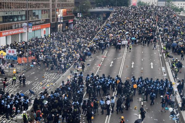 6月12日在香港政府总部大楼外,抗议者与警方对峙。(AFP/Getty Images)