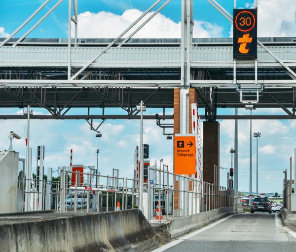 法国高速公路运营商准备在2021年用全自动计费装置取代收费站（123RF）