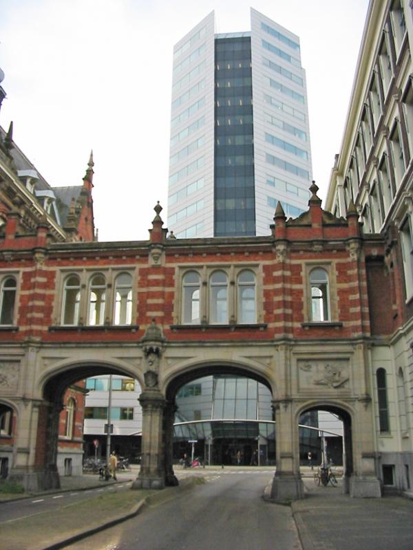 荷兰国铁新旧总部合照(维基百科)