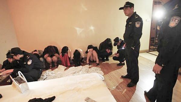 警察在清查色情服务场所。