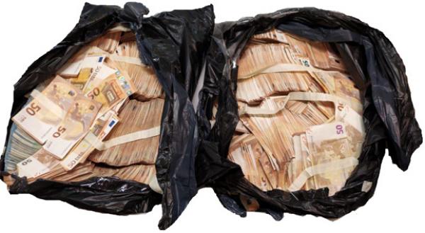 一华人携带52万欧元现金过关被没收。(视频截图)