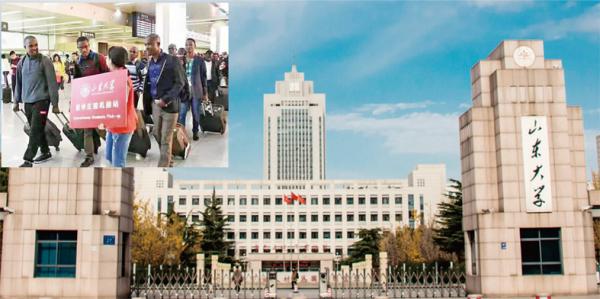 大图：山东大学  小图：山东大学工作人员在机场迎接非洲留学生。