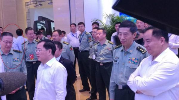 装备部副部长钱卫平(左一)传涉泄密被带走。