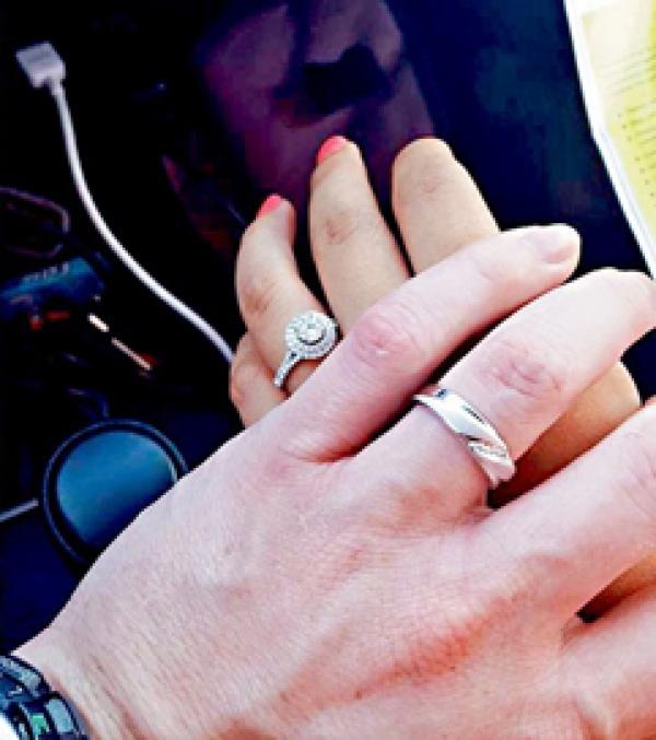 哈斯基带同金属探测器重返旧地,最终寻获戒指。(视频截图)