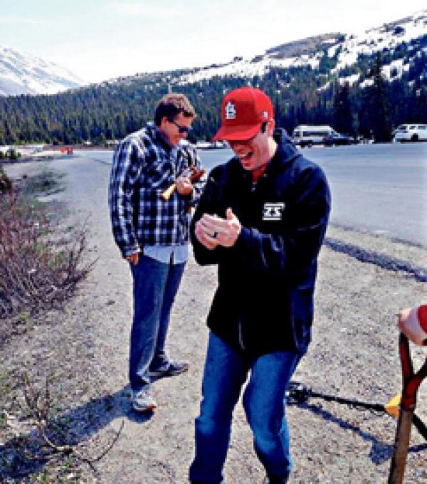 哈斯基带同金属探测器重返旧地,最终寻获戒指。(视频截图)