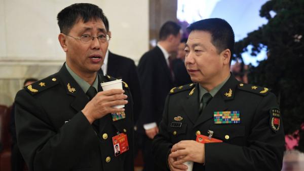 素有“中国太空第一人”之称的杨利伟（右）。