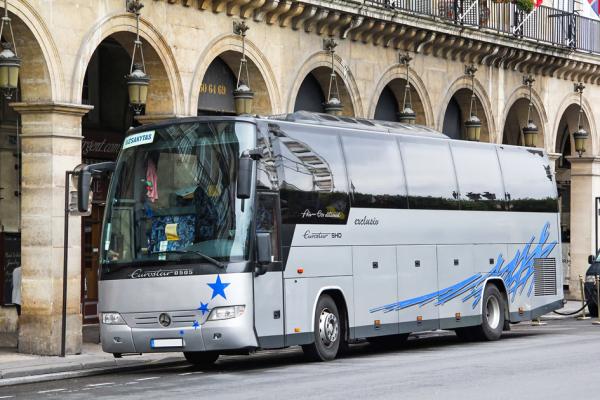 停靠在巴黎路边的一辆旅游大巴 (123RF)