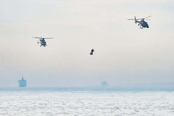 萨帕塔于8月4日成功驾空中飞行滑板横跨英吉利海峡。(AFP/Getty Images)