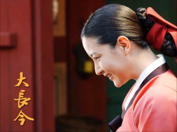 2003年,李英爱得到MBC电视台的邀请主演经典电视剧《大长今》,轰动了全亚洲。