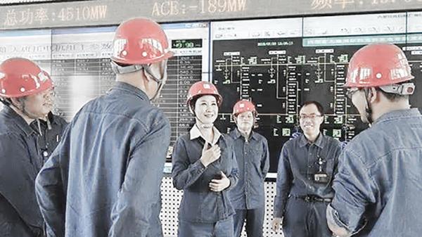 李鹏之女李小琳在电力公司调研。