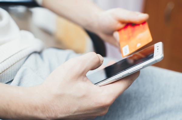 线上支付将需要通过SMS短信等双重验证。(123RF)