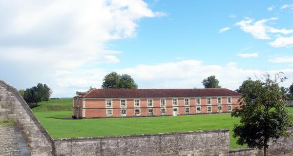 军事仓库（Remi Jouan/维基百科CC BY-SA 3.0）