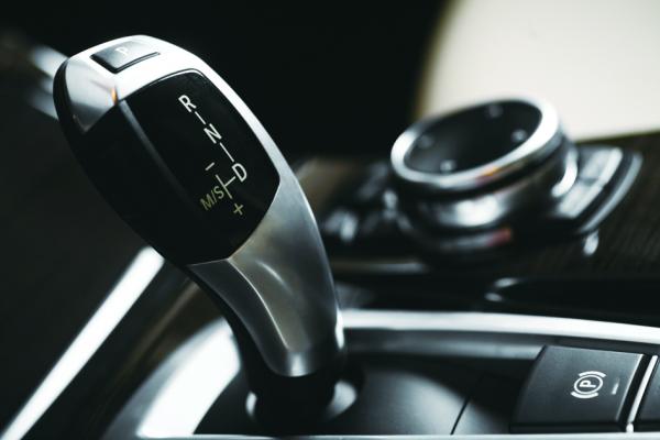 自动挡车换挡手柄(123RF)