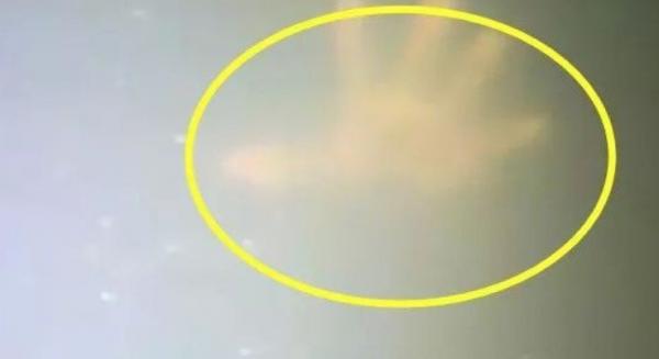 潜水员转身查看的时候，隐约看见海里有一只手。