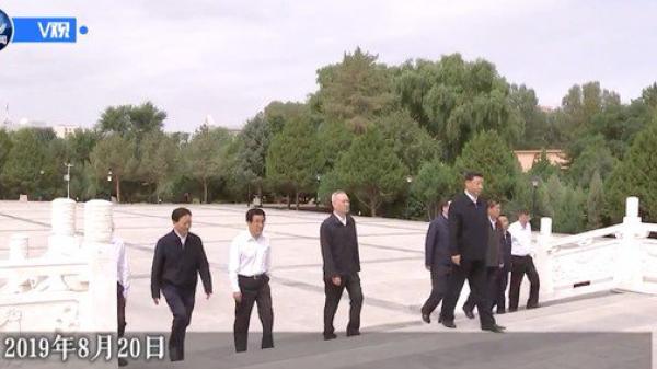 8月20日，习近平到甘肃参拜西路军纪念碑。
