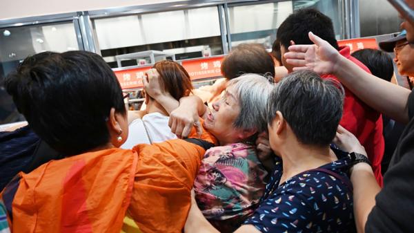 图为Costco上海店开业当天,烤鸡货架前的人潮。(Getty Images)
