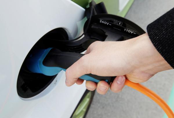 给电动汽车充电(Getty Images)