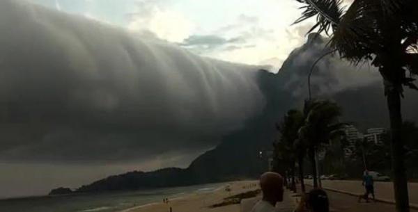 巴西海滩上空突然出现了一个奇怪的云团,游客吓得纷纷逃回车里。