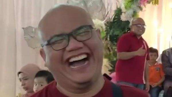 一名男子日前在参加友人婚礼时,抵达现场之后惊觉如同看见了自己的“双胞胎”,让他直呼不可思议。