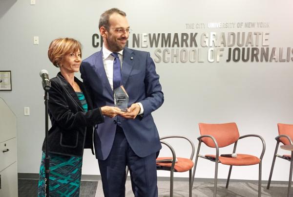 博罗梅蒂获得“彼德•麦克勒勇气与道德新闻奖”。(AFP/Getty Images)