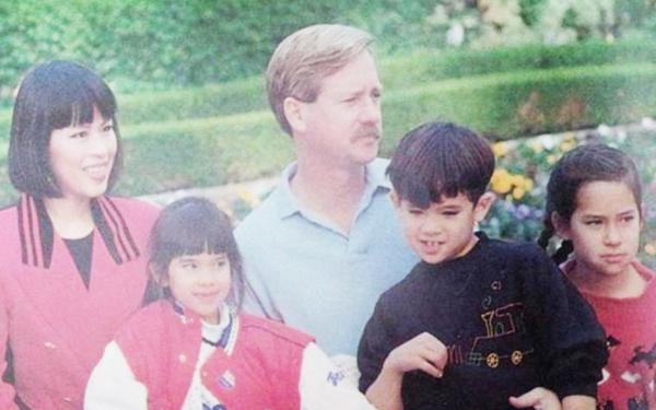 乌汶叻公主当年远嫁美国，为此还被剥夺了公主头衔。婚后，她与丈夫育有两女一子。（Getty Images）