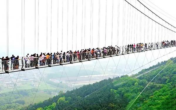 今年十一小假期时,华西村玻璃栈桥上的人潮。