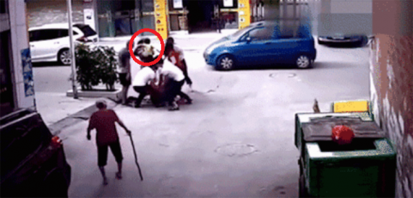 光天化日、众目睽睽下抢孩子（视频截图）