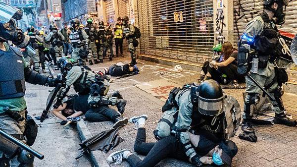 港警在街头抓捕示威的香港市民与学生。(Getty Images)