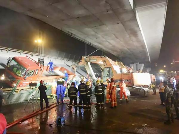 江苏无锡一高架桥10日晚间突然发生倒塌,过往车辆连人带车被压在桥下。