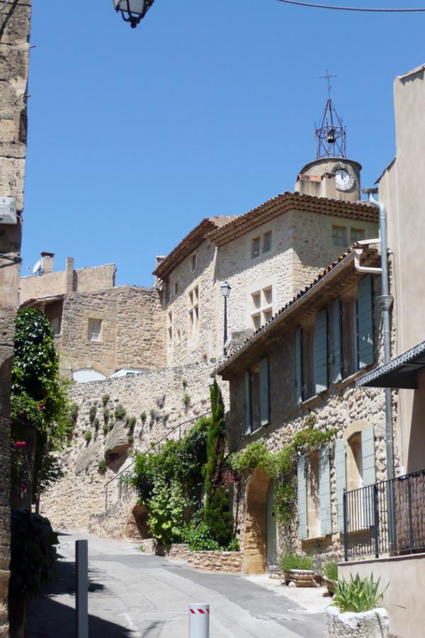 小镇街景（Vi..Cult/维基百科CC BY-SA 3.0）