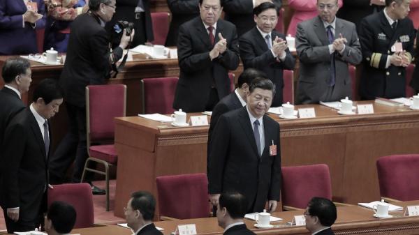 图为中共两会会场一幕,在习近平一侧低着头的栗战书,也曾主政贵州。(图片来源:Lintao Zhang/Getty Images)