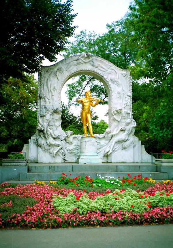 维也纳市立公园内的小约翰•施特劳斯像（公有领域）