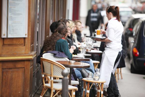 巴黎街头的餐馆(123RF)