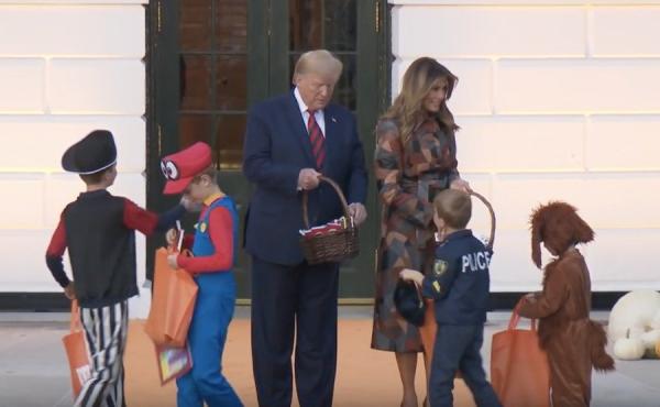 川普总统夫妇在白宫南门外为孩子们派发糖果(图片来源:youtube截图)
