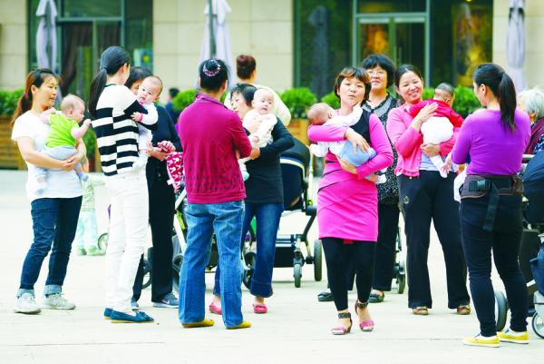 中国怀抱小孩的父母们（Getty Images）