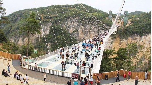 图为中国张家界玻璃桥(图片来源:维基百科)