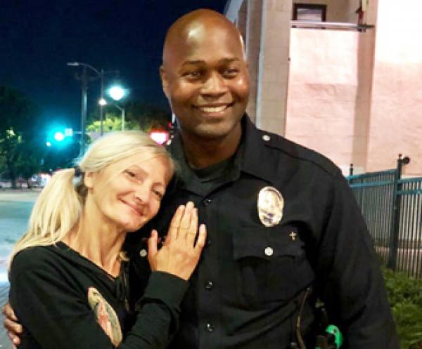 艾米莉与拍摄视频并发推的警官Alex Frazier。（视频截图）