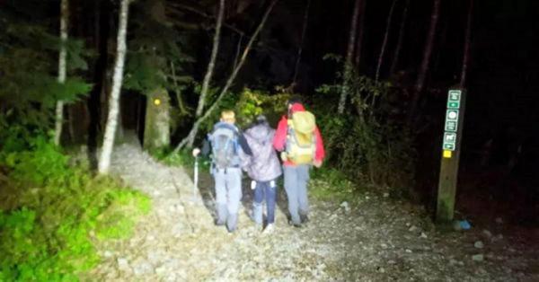 被同伴抛下的受伤华女在深夜获救。（Facebook）