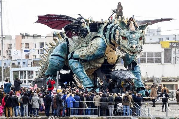 加莱市街头的机械巨龙(AFP via Getty Images)