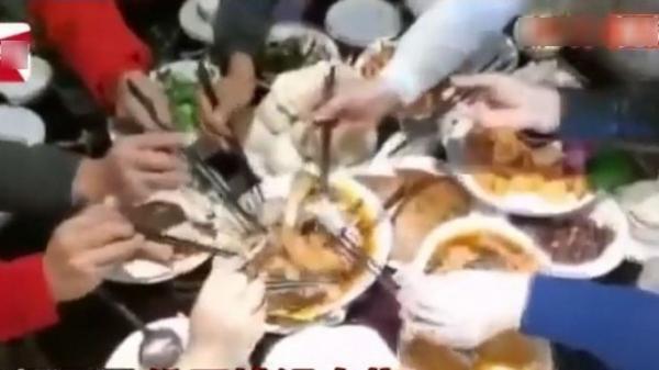 喜宴上当猪脚一上桌众人疯狂抢食（视频截图）