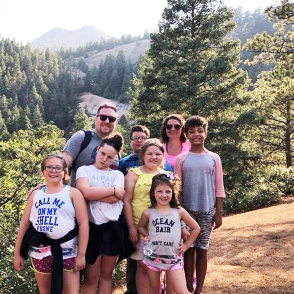 霍沃德夫妇和他们的孩子们。(Facebook)