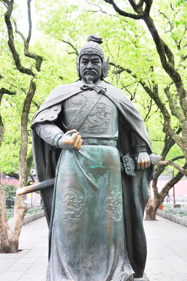 杭州西湖旁的岳飞雕象（123RF）