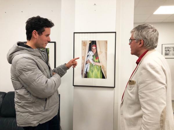 摄影师普鲁枚(Charles Plumey)(左)与ASIEMUT联合会副会长克罗瓦尔德(Pascal Collovald)(右)讲述在中亚拍摄的过程