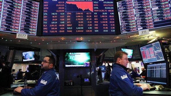 美国开出历史最高罚单6749万美元，事主被发现为北大状元，先逃了，留下跟班的两位印裔交易员被捕。图文无关。(图片来源:Chip Somodevilla/Getty Images)