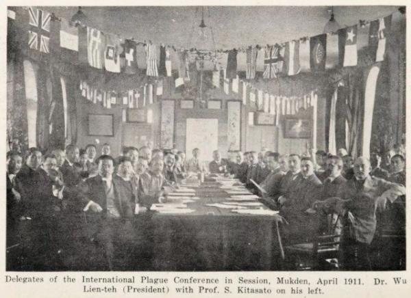 万国鼠疫研究会会场，伍连德（中左）与北里柴三郎（中右）