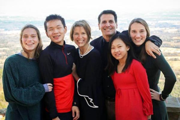 国福亮(左二)与他的养父母和姐妹们